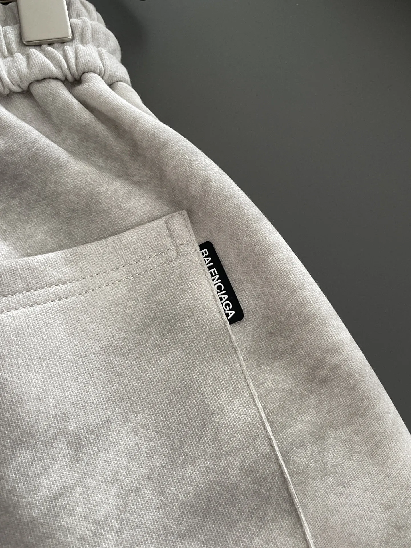 Balenciaga's three-standard complete 2026 summer New Arrival men's casual shorts, advanced custom-made Breathable fabric, Breathable fabric, extremely stretchy and comfortable, impeccable details, top-grade accessories, original logo design concept, delicate and soft feel! The upper body fit is awesome! Size: M-XXXL Please state your height and weight when ordering
